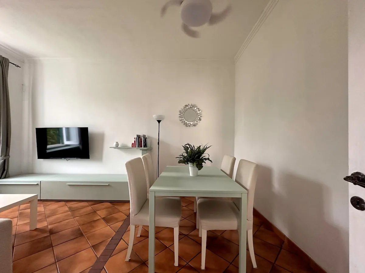 Zona pranzo per quattro persone nel soggiorno
